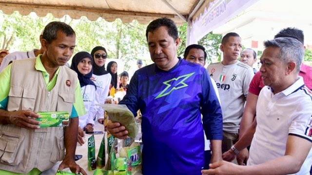 Penjabat Gubernur Sulsel, Bahtiar Baharuddin, meninjau Gerakan Pangan Murah di Lapangan Merdeka Watampone, Minggu, 8 Oktober 2023. 