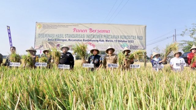 Pj Gubernur Bahtiar Panen Raya Padi Bersama Petani di Tengah El Nino