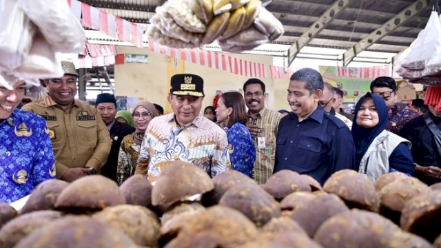 Pj Gubernur Sidak di Pasar Tramo Maros, Harga Beras Stabil karena Didukung Kios Bulog