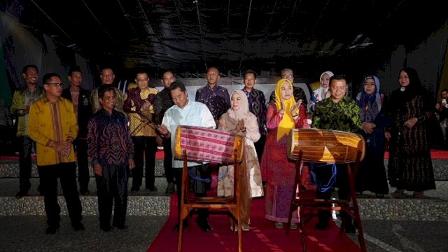 Pj Gubernur Sulsel, Bahtiar Baharuddin, saat menghadiri Festival Taka Bonerate, di Taman Pelangi Kabupaten Kepulauan Selayar, Kamis malam, 26 Oktober 2023. ()