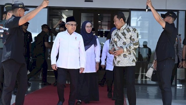 Tunda Kunjungan ke Wamena, Pj Gubernur Bahtiar Dampingi Wapres KH Ma’ruf Amin Selama Transit di Makassar