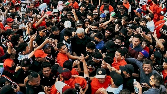 Ganjar Pranowo menyalami para peserta Jalan Sehat Perjuangan di Kota Makassar, Minggu (26/11/2023). (@ganjarpranowo)