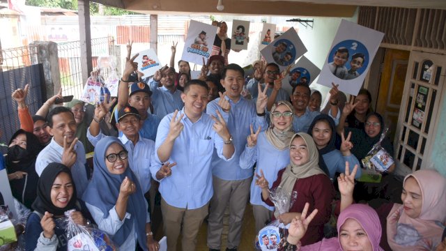 Ketua Gerindra Makassar, Eric Horas bersama pengurus bagikan makanan, susu dan bahan pokok di Kelurahan Tamamaung, Kecamatan Panakkukang, Selasa (28/11/2023).