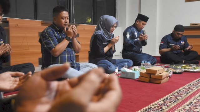 Ketua NasDem Makassar, Andi Rachmatika Dewi bersama pengurus melakukan doa bersama di Kantor NasDem Makassar, Jl AP Pettarani, Selasa (28/11/2023).