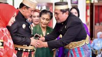 Silaturahmi ke Kedatuan Luwu, Bahtiar Baharuddin Dihadiahi Keris Sapukala