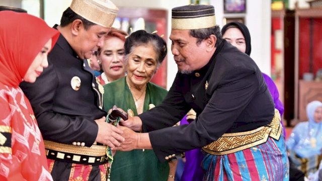 Silaturahmi ke Kedatuan Luwu, Bahtiar Baharuddin Dihadiahi Keris Sapukala