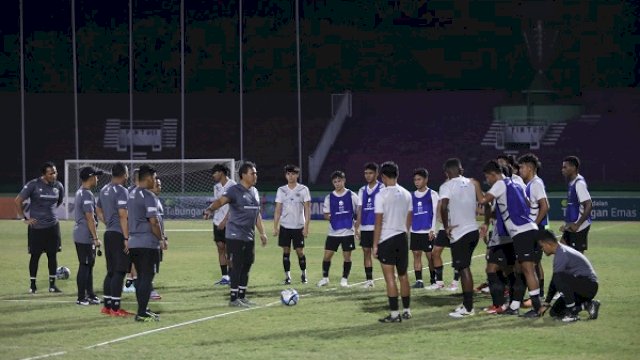 Dipimpin pelatih Bima Sakti, para pemain Timnas Indonesia menggelar latihan malam hari menjelang Piala Dunia U-17. (PSSI)