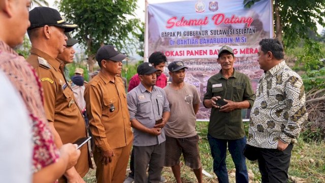 Pj Gubernur Sulsel, Bahtiar Baharuddin, berdialog dengan para petani bawang merah di Kabupaten Enrekang.