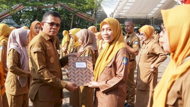 Peringatan HKN, Puluhan Tenaga Kesehatan Berprestasi di Gowa Terima Penghargaan