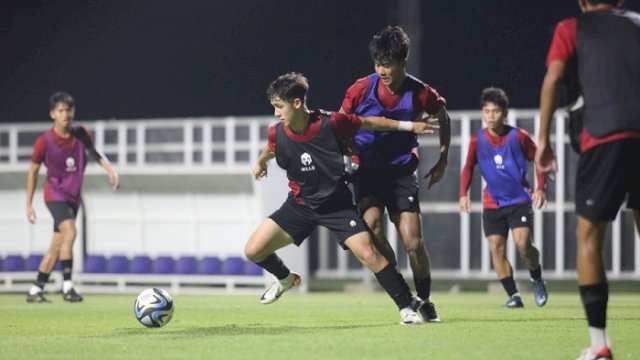 Para pemain Timnas U-17 Indonesia menggelar latihan resmi pertama sesuai jadwal FIFA di Lapangan A Komplek Stadion Gelora Bung Tomo (GBT), Surabaya, Senin (6/11) malam. (PSSI)