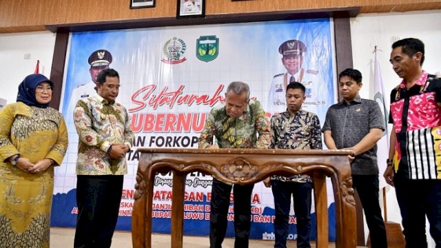 Disaksikan Pj Gubernur, Kabupaten Luwu Tandatangani NPHD Pilkada 2024