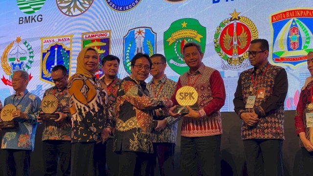 Pemprov Sulsel Terima Penghargaan Tata Kelola Standardisasi dan Penilaian Kesesuaian 2023