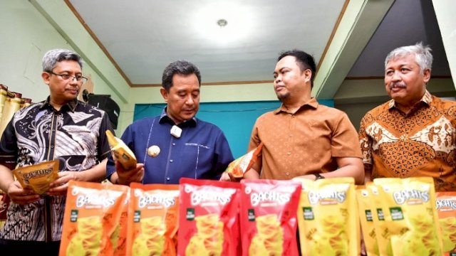 Pj Gubernur Sulsel, Bahtiar Baharuddin meninjau Kawasan Pengembangan Hortikultura Kampung Pisang, di Dusun Bottae, Desa Makkawaru, Kecamatan Mattiro Bulu, Kamis, 2 November 2023.