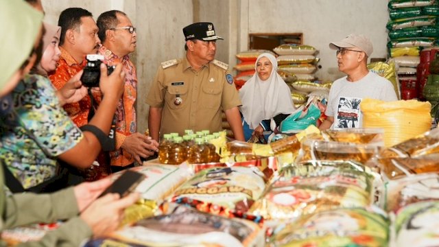 Pj Gubernur Kunjungi Pasar Toddopuli, Cek Harga Bahan Pokok Jelang Natal dan Tahun Baru