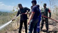 Pj Bupati Sinjai Bantu Petugas Damkar Padamkan Api saat Kebakaran Lahan di Kaloling