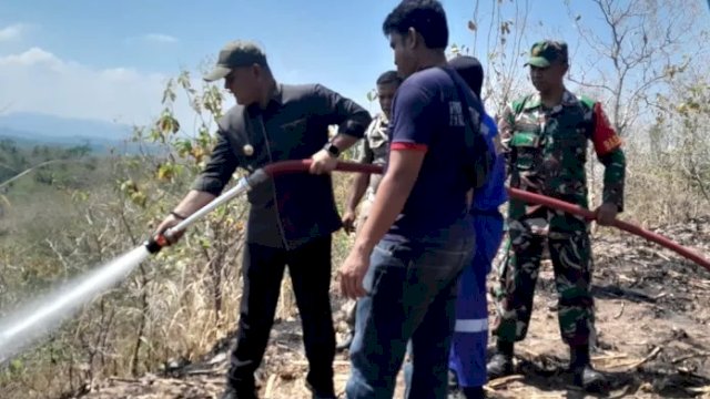Pj Bupati Sinjai Bantu Petugas Damkar Padamkan Api saat Kebakaran Lahan di Kaloling
