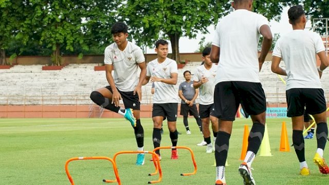 Pemain Timnas U-17 Indonesia menggelar latihan jelang menghadapi Maroko di Stadion Gelora Bung Tomo (GBT), Surabaya, Kamis (16/11). (PSSI)