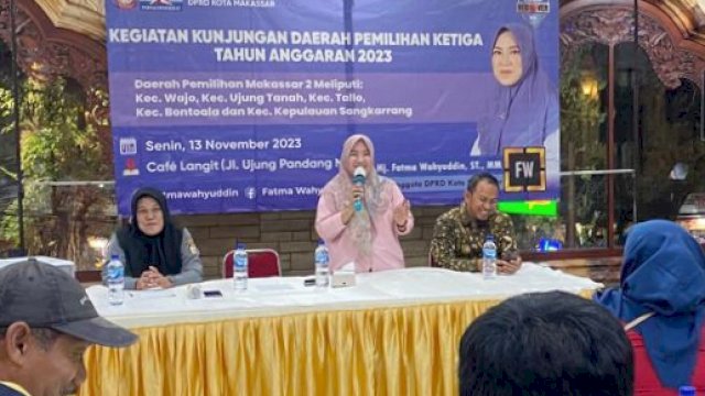 Anggota DPRD Makassar, Fatma Wahyuddin dialog bersama warga Dapil 2 di Cafe Langit, Senin (13/11/2023).