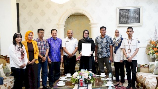 Pemprov Sulsel Serahkan Berkas Hasil Seleksi Calon Anggota KI kepada DPRD