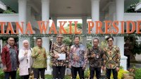 Unhas Terima Anugerah Perguruan Tinggi Informatif dari Komisi Informasi Pusat