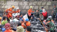 Danny Pomanto Turun Langsung ke Kanal Bersihkan Sampah, Antisipasi Banjir di Musim Hujan