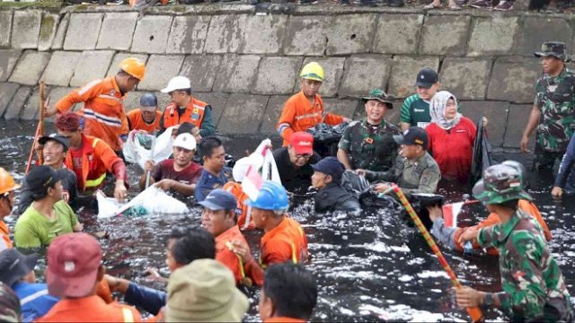 Danny Pomanto Turun Langsung ke Kanal Bersihkan Sampah, Antisipasi Banjir di Musim Hujan
