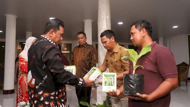 Kades Bonto Masunggu Jemput Bibit di Rujab Gubernur Sulsel, Siapkan Lahan 400 Hektare