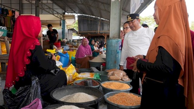Kunjungi Pasar Cekkeng Bulukumba, Pj Gubernur Pantau Stok dan Harga Pangan