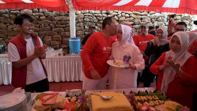 Walikota Makassar, Moh Ramdhan Pomanto dan Indira Yusuf saat perayaan Hari Ulang Tahun (HUT) pernikahannya yang ke-29 tahun di Tokka Tena Rata, Minggu (24/12/2023).