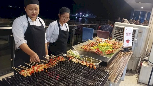 Program Sunset Pot and Grill Bbq Delight All You Can Eat Swiss-Belhotel Makassar menghadirkan berbagai hidangan laut dan banyak pilihan lainnya.