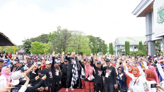 Jalan Santai Meriahkan Hari Guru Nasional dan HUT PGRI Diikuti Ribuan Peserta, Ini Pesan Bupati Pinrang