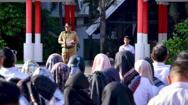 Pj Gubernur Sulsel, Bahtiar Baharuddin, memimpin langsung upacara apel pagi pasca Libur Natal 2023, di Lapangan Upacara Kantor Gubernur Sulsel, Rabu, 27 Desember 2023.