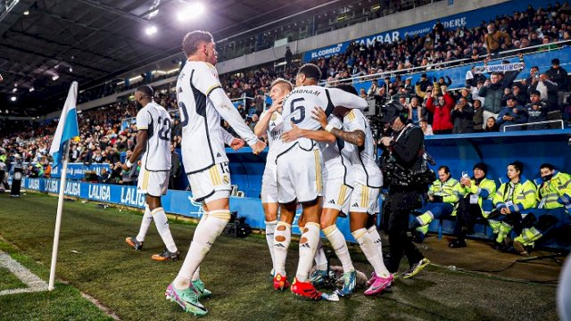 Para pemain Real Madrid merayakan gol kemenangan atas Alaves. (@realmadriden)