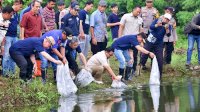 Pj Gubernur, Kapolda dan Rektor Unismuh Tebar 8.000 Bibit Ikan Nila
