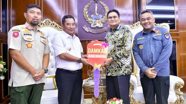 Pj Gubernur Sulsel Serahkan Unit Armada Damkar kepada Pemkab Barru