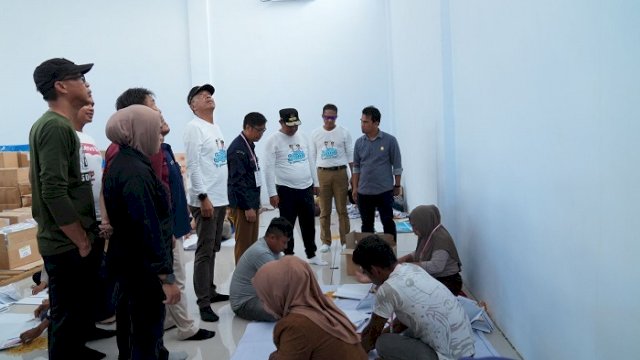Pj Gubernur Cek Gudang, Logistik Pemilu di KPU Kota Parepare Sudah Lengkap
