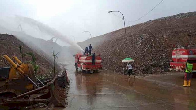 Dinas Damkar Makassar Lakukan Penyemprotan Echo Enzim di TPA Antang, Sambut Verifikasi Adipura