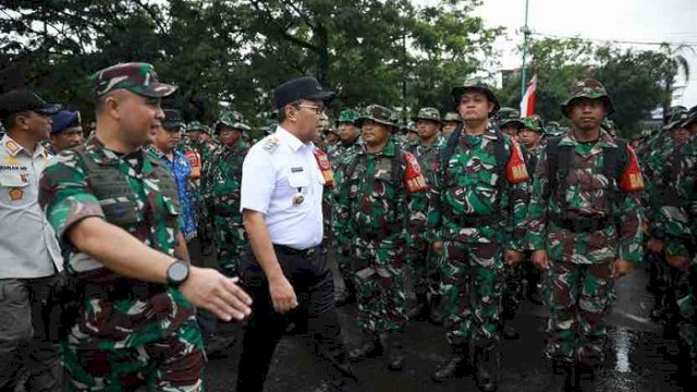 Walikota Makassar Moh Ramdhan Pomanto saat Apel Kesiapsiagaan dalam Penanggulangan Bencana Alam yang dipusatkan di Lapangan Masjid Al-Markaz Al-Islami, Rabu (17/1/2024).