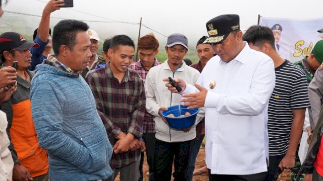 Petani di Malino Mengeluh Kekurangan Modal, Pj Gubernur Bahtiar Telepon Bank Sulselbar untuk Salurkan KUR