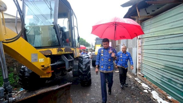 Bupati Gowa Adnan Purichta Ichsan meninjau pengerjaan jalan alternatif di Kelurahan Pangkabinanga, Kecamatan Pallangga.