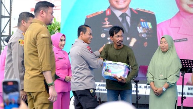 Pemkab Gowa dan Polda Sulsel Salurkan 4.000 Paket Sembako ke Masyarakat