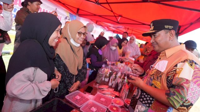 Warga Malili Antusias Belanja di Pasar Murah Kolaborasi Pemprov Sulsel dan Bulog