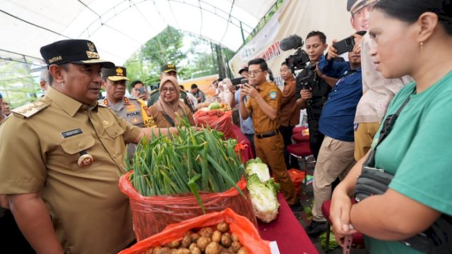 Pj Gubernur Datangi Pasar Sungguminasa, Harga Cabai Sudah Turun