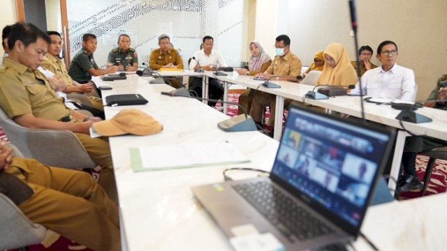 Pj Sekretaris Daerah Provinsi Sulsel, Andi Muhammad Arsjad, mengikuti Rapat Koordinasi Pengendalian Inflasi Daerah yang dipimpin oleh Menteri Dalam Negeri RI, Muhammad Tito Karnavian secara virtual di Toraja Room, Kantor Gubernur Sulsel, Senin 8 Januari 2024. ()