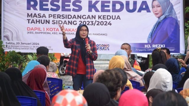 Anggota DPRD Kota Makassar, Hj Rezki, saat reses di Kelurahan Pisang Selatan, Kecamatan Ujung Pandang.