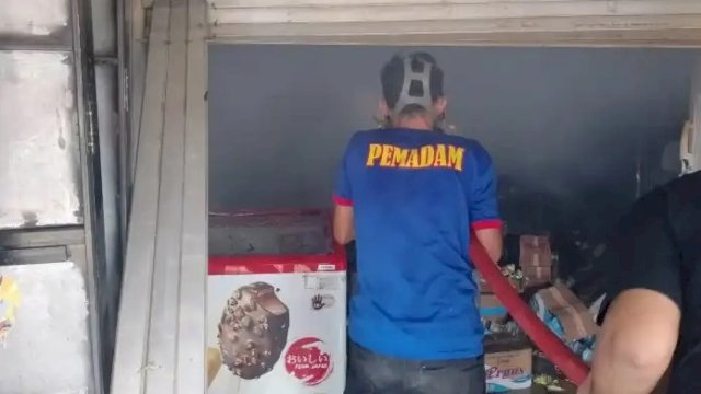 Tiga Armada Damkar Dikerahkan Atasi Kebakaran Kios di Pasar Sinjai