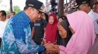 Pj Gubernur Sulsel Salurkan Bantuan Pangan Pemerintah Pusat untuk Warga Miskin di Takalar
