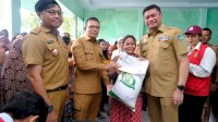 Pastikan Sampai ke Masyarakat, Adnan Tinjau Langsung Pendistribusian Bantuan Cadangan Beras