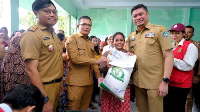 Pastikan Sampai ke Masyarakat, Adnan Tinjau Langsung Pendistribusian Bantuan Cadangan Beras