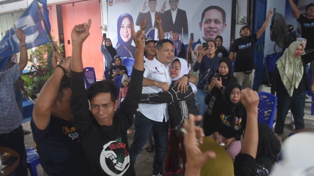 Calon Anggota DPRD Makassar, Supratman bersama istri dan Tim Pemenangan.